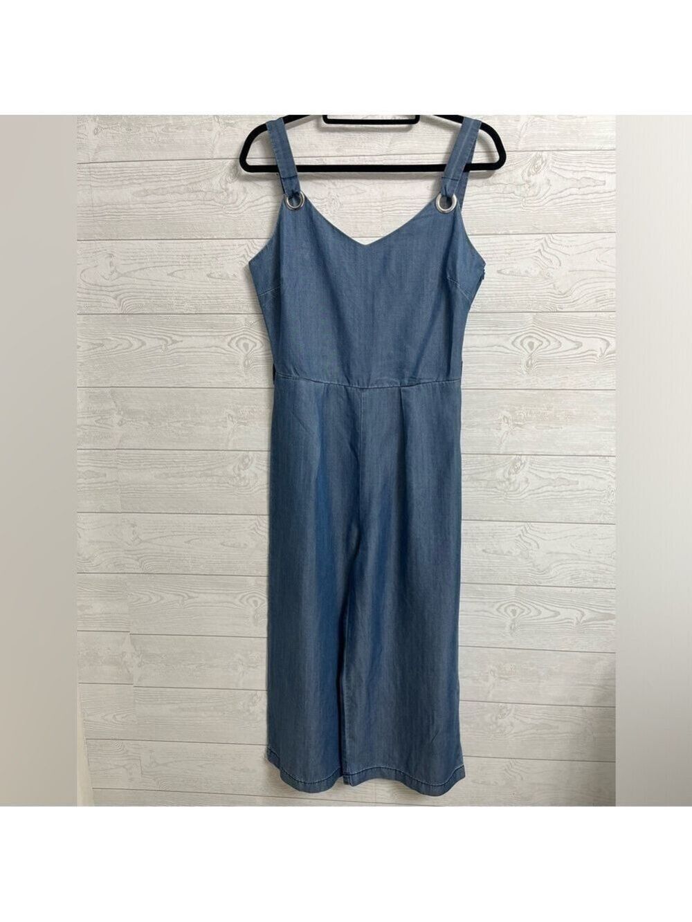 Velvet Heart Women’s Lightweight Blue Denim Sleeveless Capri Jumpsuit. Size S